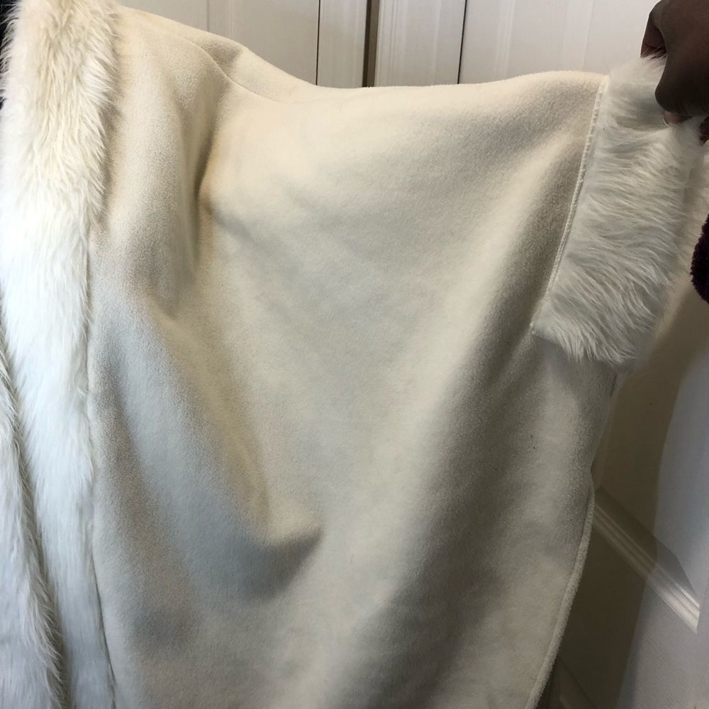 Nanuk cream faux fur trimmed cape poncho - Picture 6 of 13